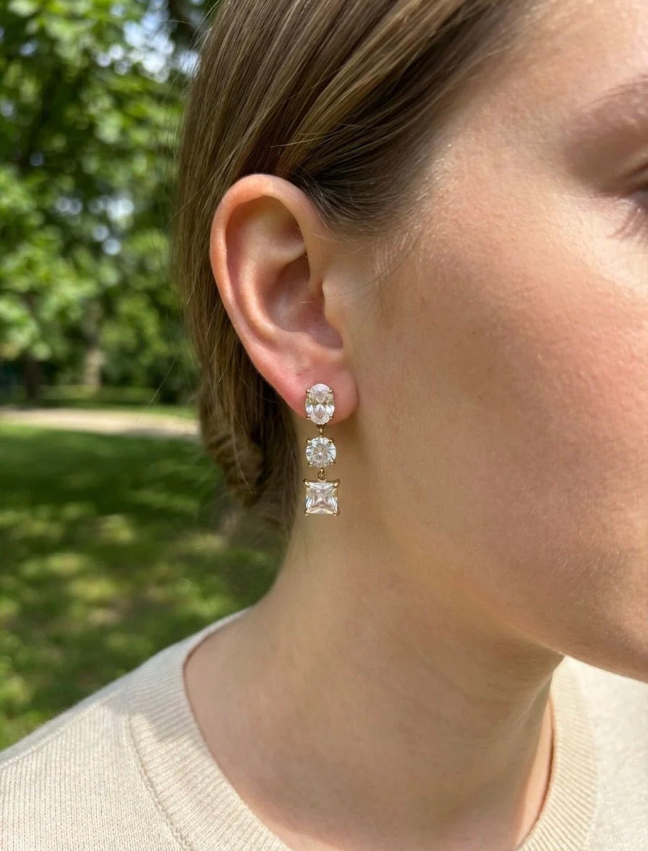 Femme portant Boucles d'oreilles clous pendantes en acier inoxydables 3 strass en cascade - Rêve de Rose