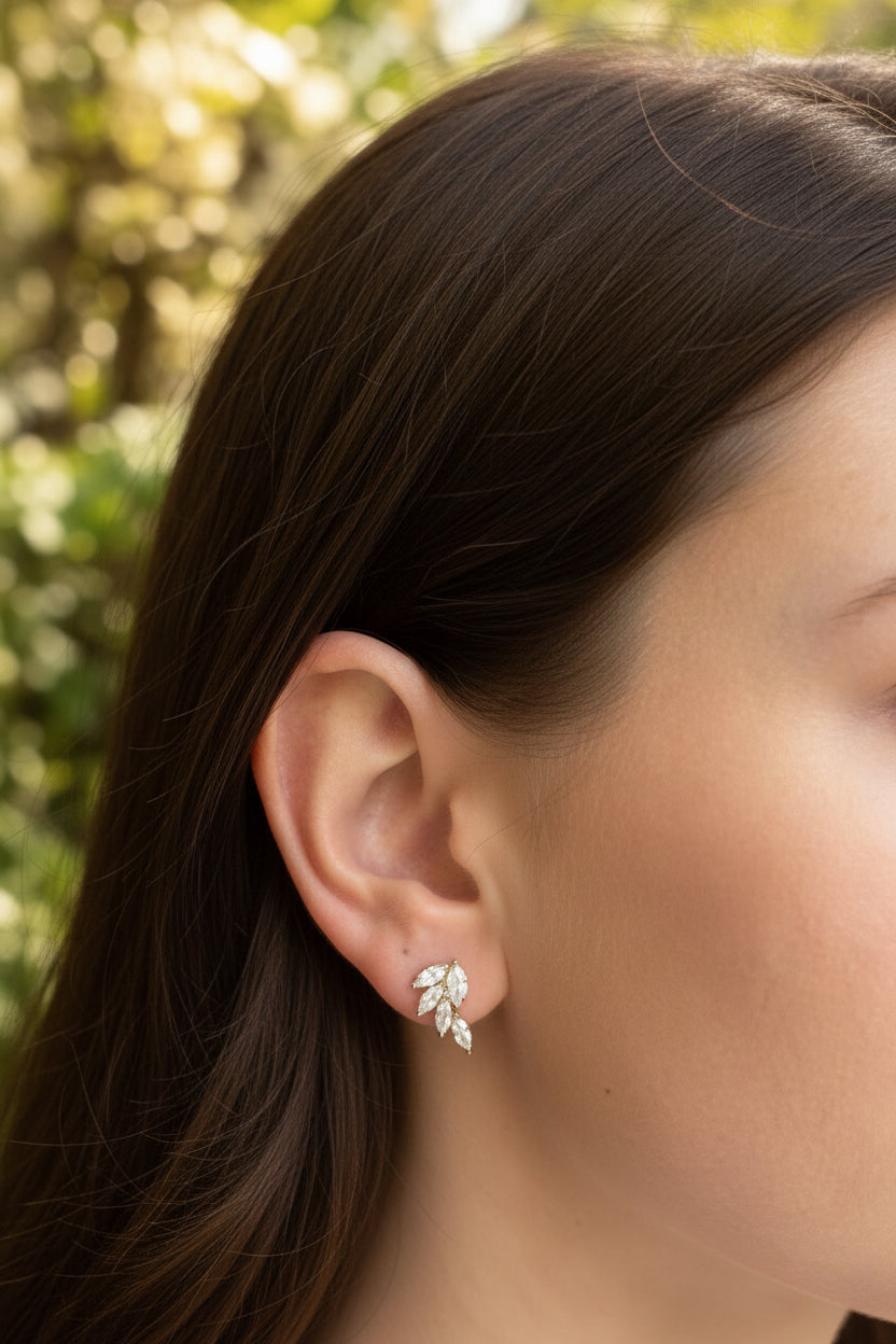 Femme portant Boucles d'oreilles clous fleur 5 pétales strass - Rêve de Rose