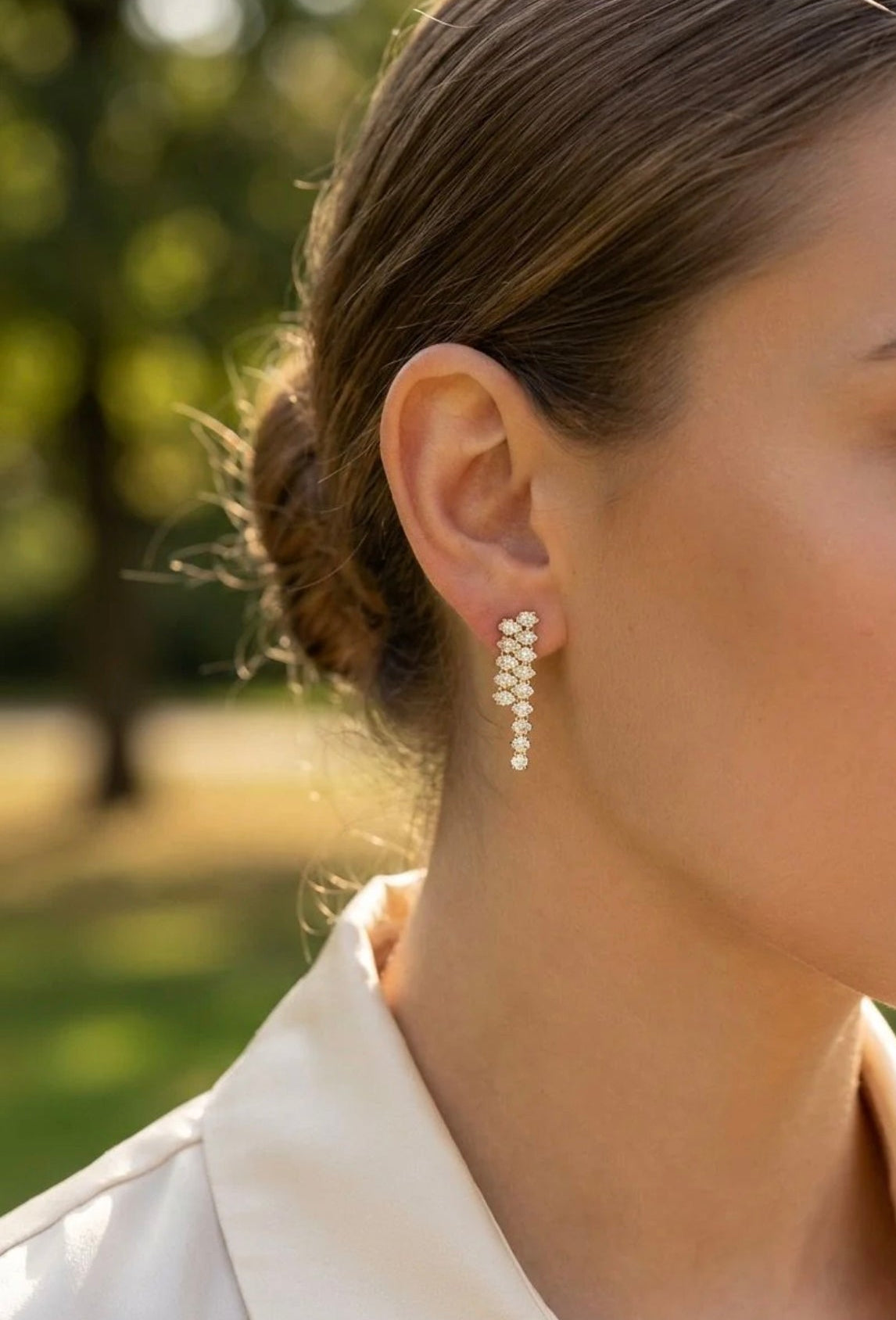 Femme portant Boucles d'oreilles clous pendantes en strass - Rêve de Rose