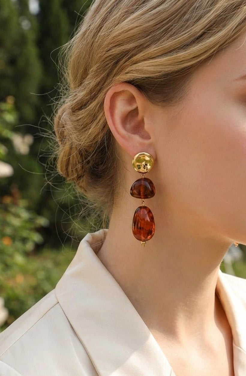 Femme portant Boucles d'oreilles dorées pendantes double pierres ambrées - Rêve de Rose 