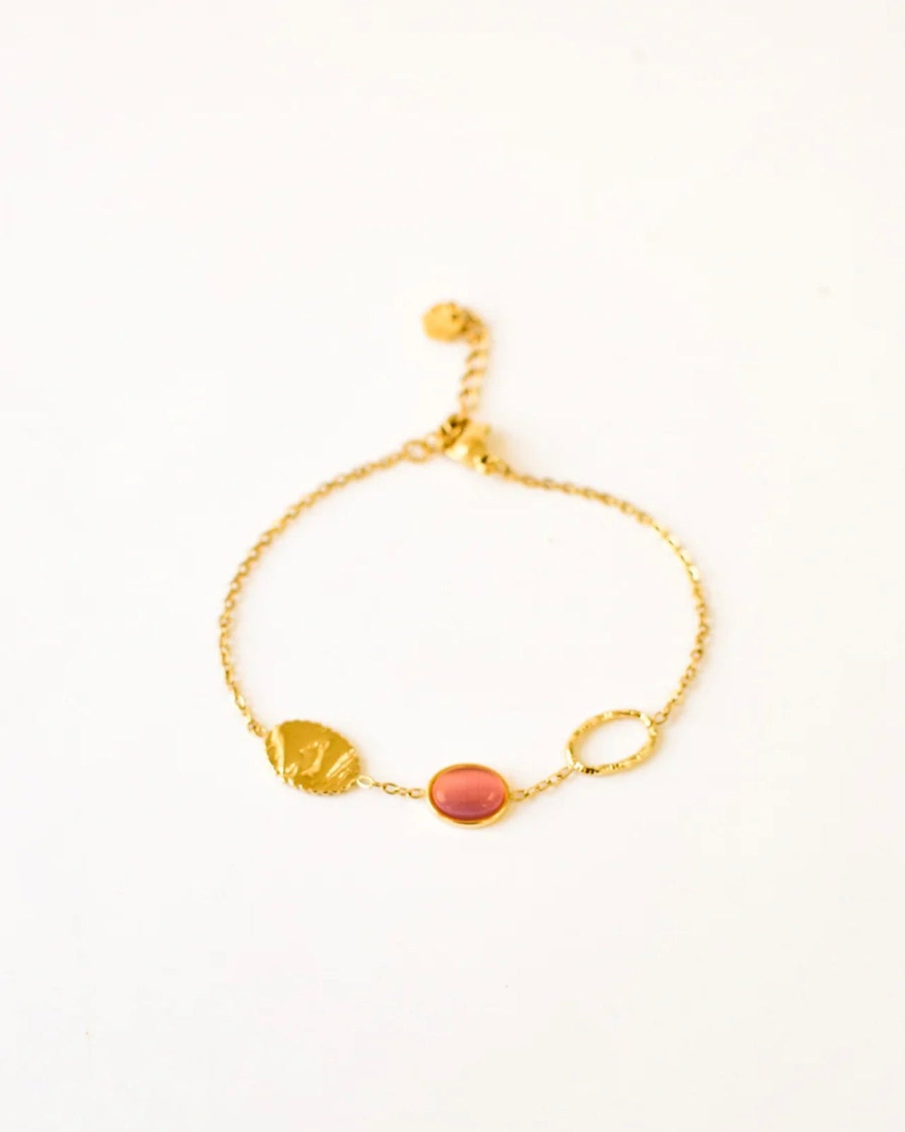 Bracelet fin en acier inoxydable doré avec pierre naturelle œil de chat rose cabochon ovale, feuille martelée, anneau torsadé et chaînette de réglage 3 cm