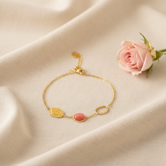 Bracelet fin en acier inoxydable doré avec pierre naturelle œil de chat rose cabochon ovale, feuille martelée, anneau torsadé et chaînette de réglage 3 cm
