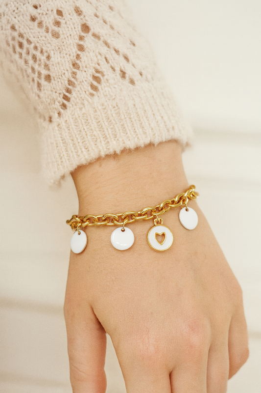 Femme portant un bracelet doré avec charms cœur blanc et 4 rond blanc - Rêve de Rose