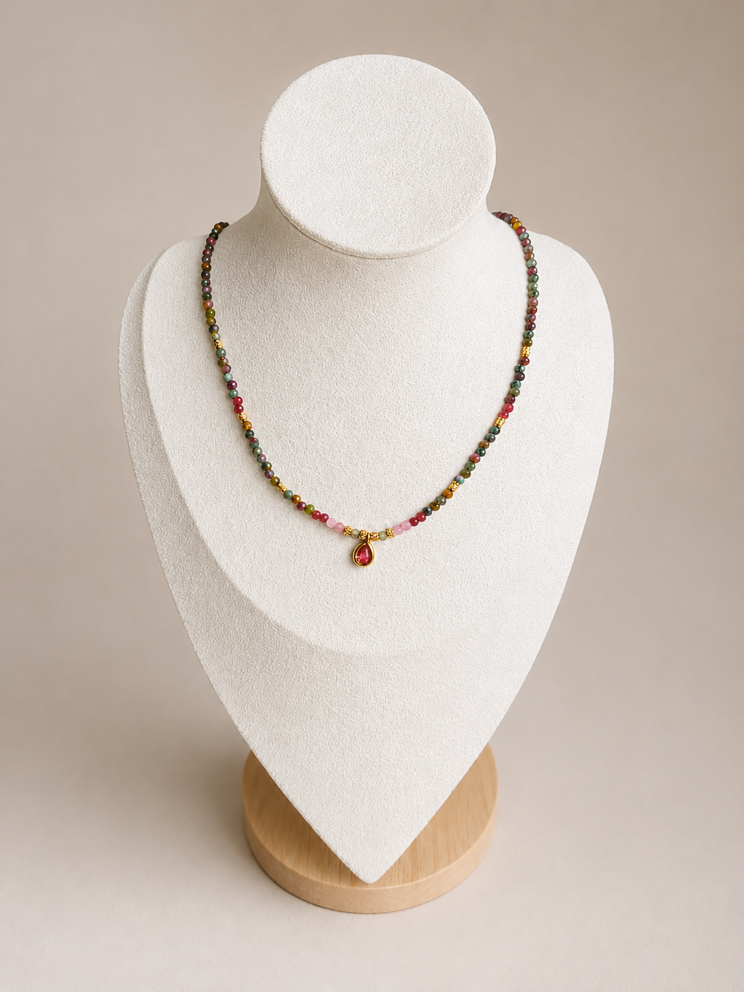 Collier Amélia en pierres naturelles multicolores et acier inoxydable doré – vue principale sur présentoir blanc