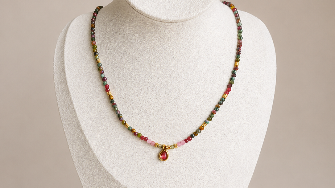 Collier Amélia pierres naturelles multicolores – chainette de réglage en acier doré, vue de face