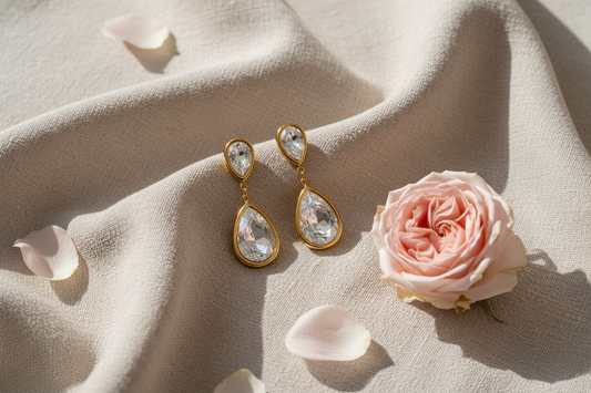 Boucles d'oreilles pendantes dorées serties de 2 gouttes en verre banches - Rêve de Rose