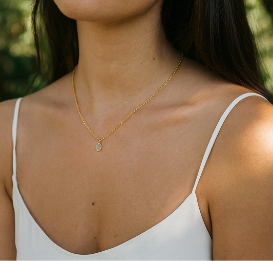 Femme portant Collier chaîne fine avec pendentif pierre vert eau en forme de goutte - Rêve de Rose