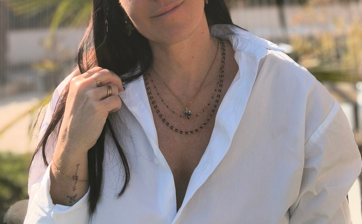 Femme portant Collier triple chaîne doré et noir avec pendentif cœur noir - Rêve  de Rose