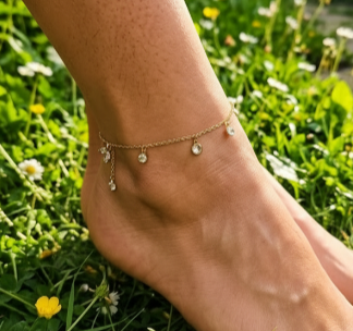 Chaîne de cheville dorée pendants zirconium scintillants portée sur pied, acier inoxydable portée – Rêve de Rose