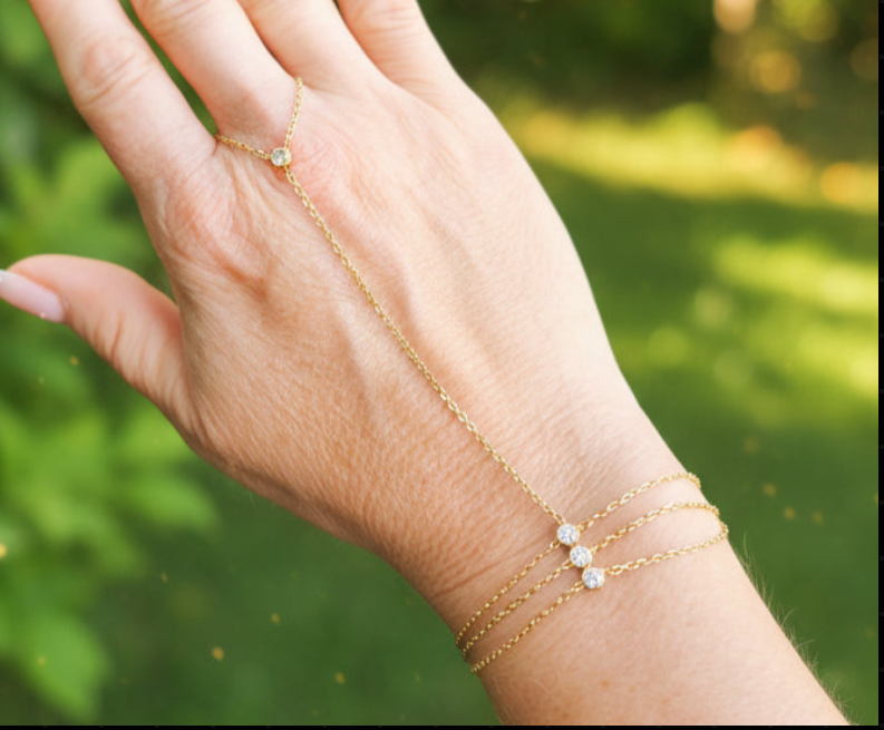 Chaine de main en acier inoxydable doré avec 4 zirconium et bracelet triple chaine porté sur une main