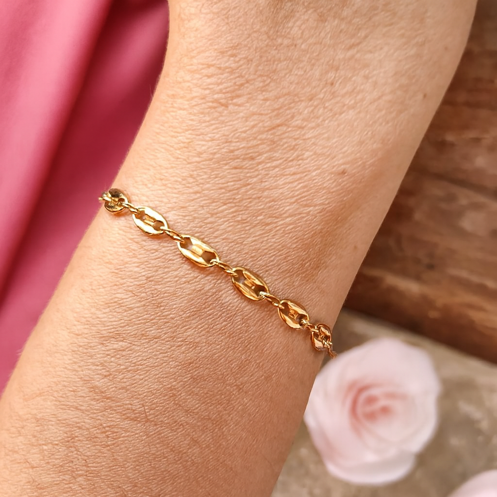 Femme portant un bracelet grain de café - Rêve de Rose