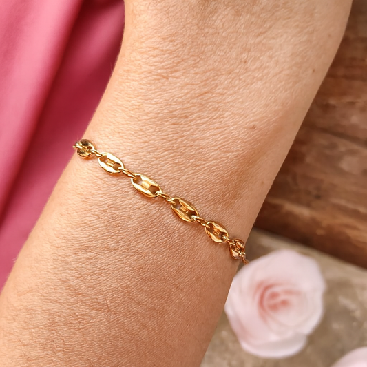 Femme portant un bracelet grain de café - Rêve de Rose