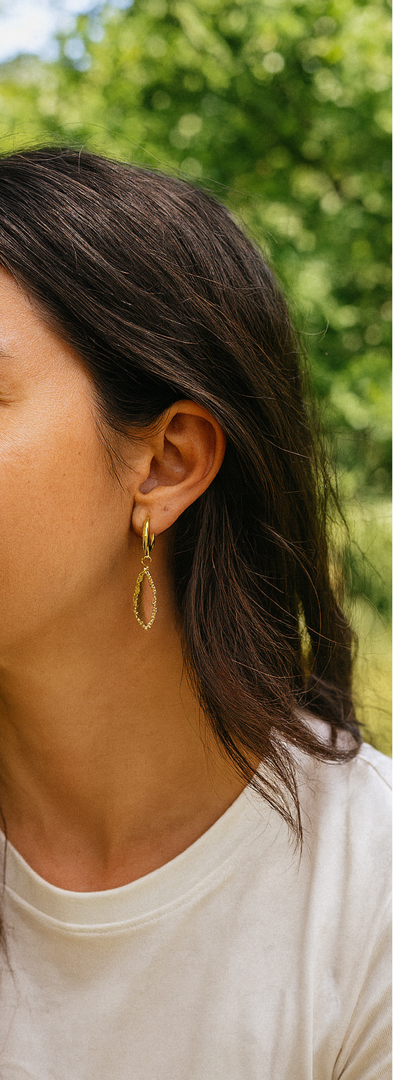 Femme portant Boucles d'oreilles anneau doré avec grosse goutte en pierre scintillante rose - Rêve e Rose