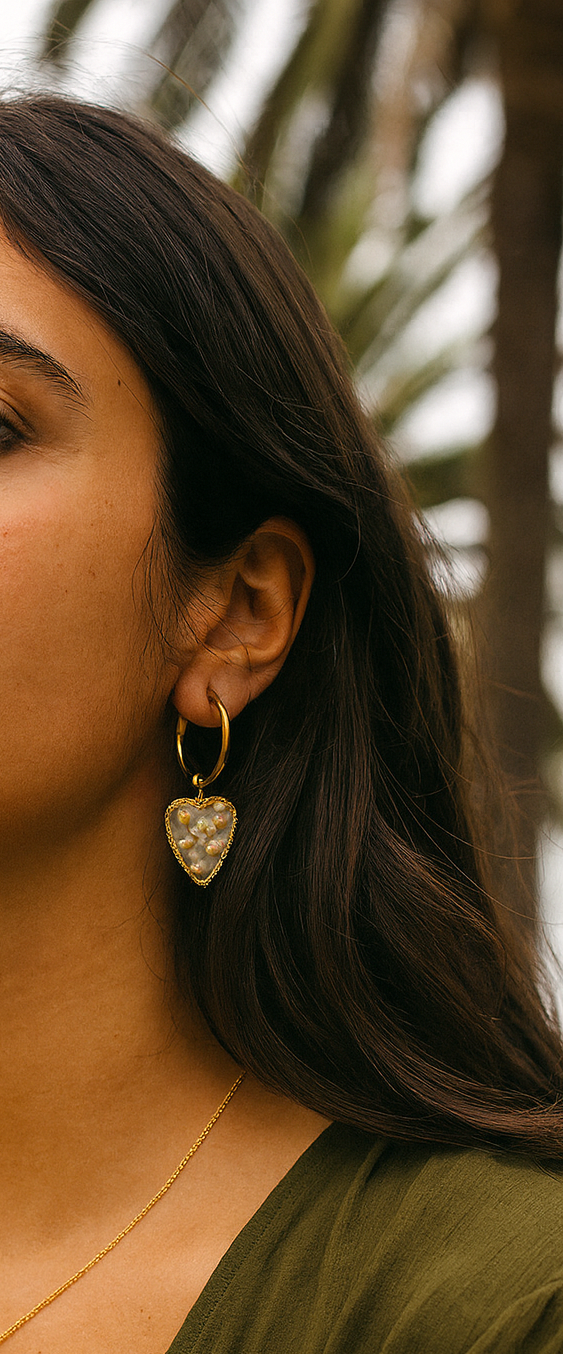 Femme portant Boucles d'oreille anneau cœur  avec perles blanches en transparence - Rêve de Rose