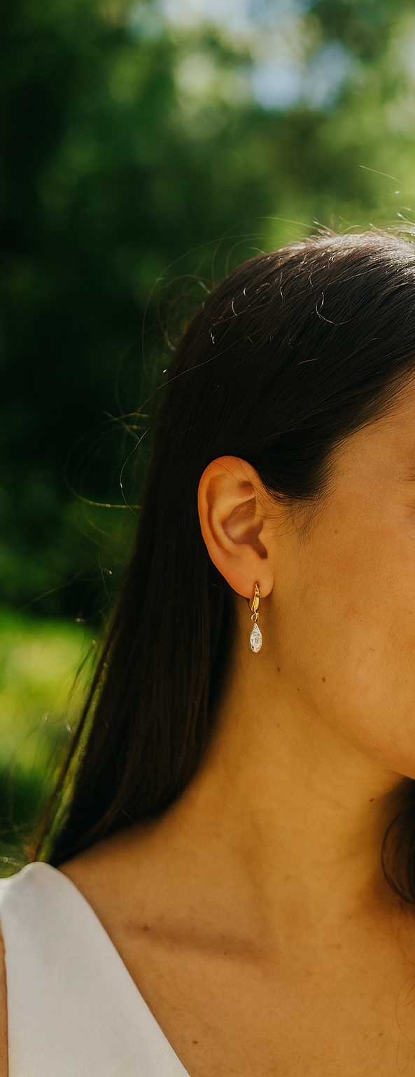 Femme portant Boucles d'oreilles anneau acier inoxydable doré avec une larme avec pierre scintillante pendante - Rêve de Rose